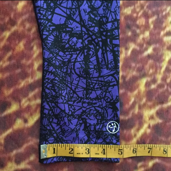 Zumba Wear Capri Leggings Size XSmall Purple/Black - Picture 7 of 8
